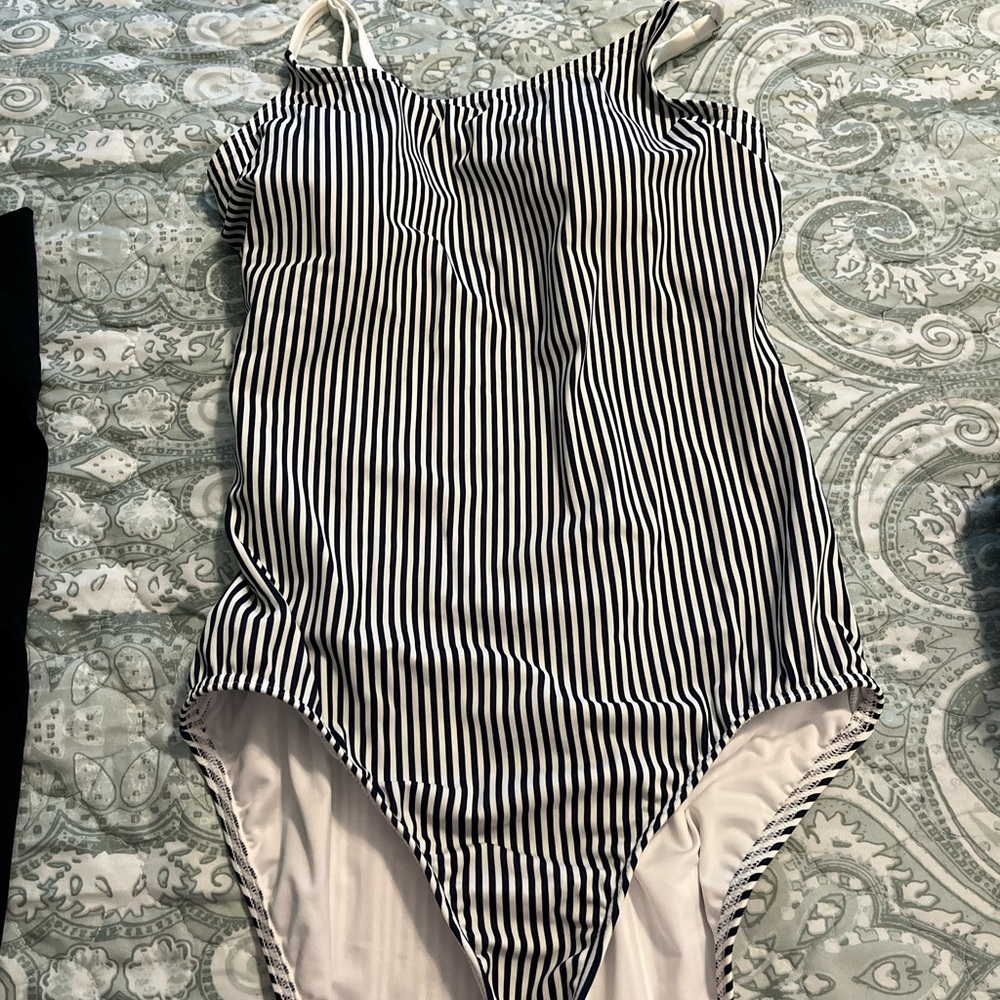 Classic Lands End Swimsuit (12) - Picture 4 of 4
